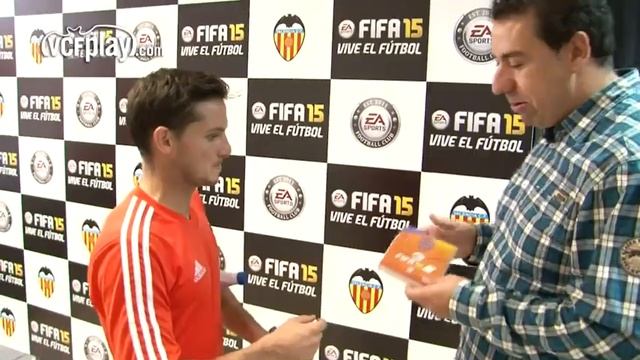 EA SPORTS Y VALENCIA CF: LA PLANTILLA RECIBE EN PRIMICIA EL NUEVO FIFA 15 смотреть онлайн