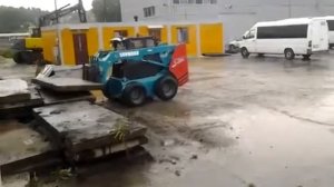 Минипогрузчик SunWard 3210 работает вилами