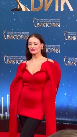 Саша Попова на юбилейной премии «Виктория» Как тебе образ♥️? #сашапопова #михаилгуцериев #серце