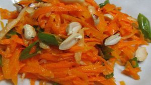 Салат из тыквы с сельдереем и арахисом