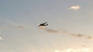 Самолёт АН-28 пролетает низко над пляжем прямо через взлётно-посадочный коридор аэропорта AER