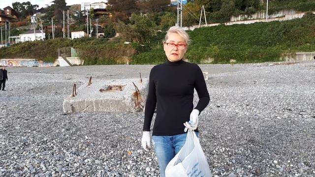 Семья из Сочи очищает пляж от мусора. Поддержим инициативу добровольцев. смотреть онлайн