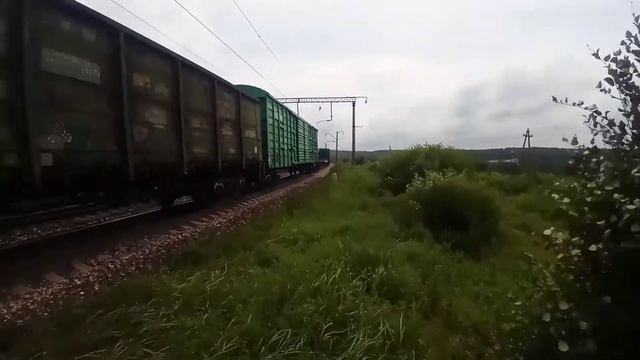 Электровоз 3ЭС5К-240 "Ермак" с небольшим грузовым поездом. смотреть онлайн