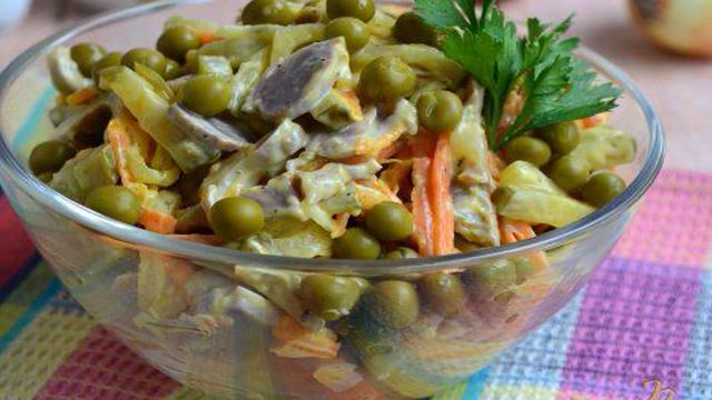 Салат из куриных желудочков с горошком и овощами