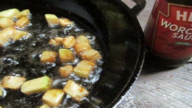 Салат из цветной капусты с беконом и яйцом