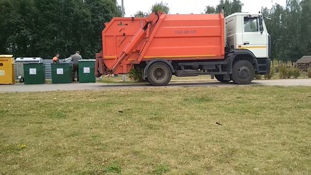 Мусоровоз с укороченным кузовом. Загрузка контейнеров в мусоровоз. смотреть онлайн