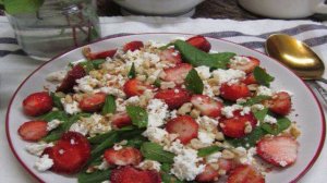 Салат из клубники с творогом