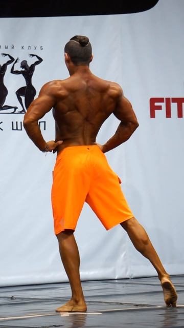 Лисицын Сергей. Победитель Чемпионата Урала и Сибири по бодибилдингу 2015 смотреть онлайн