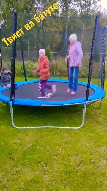 Твист на батуте... Россия ВеликийНовгород youtube youtubeshorts танцы топ батут