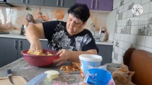 Готовлю завтрак и отвечаю на вопросы.