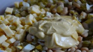 Яичный салат с белой фасолью  и сыром