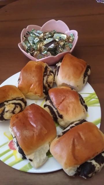 Булки с маком и конфеты Ромашка