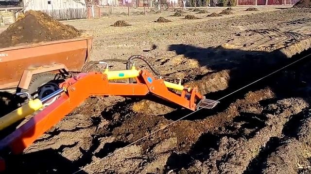 Самодельный миниэксковатор,объем  ковша 60 литров