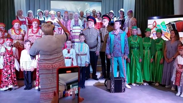 КАТЮШУ пели дети и взрослые. Финальная песня "Берегите Россию". Песни для души, застольные, любимые.
