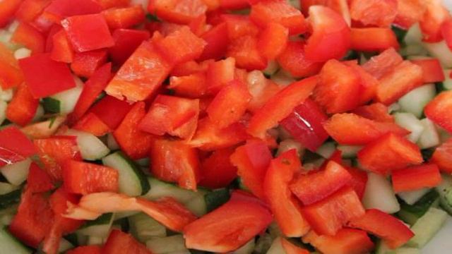Салат из помидоров с огурцом и перцем