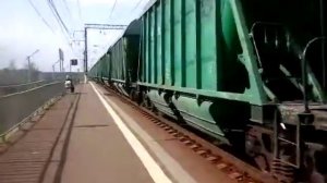 Приветливый электровоз ВЛ10У-052 с грузовым поездом платформа Посёлок Киевский 15.06.2016