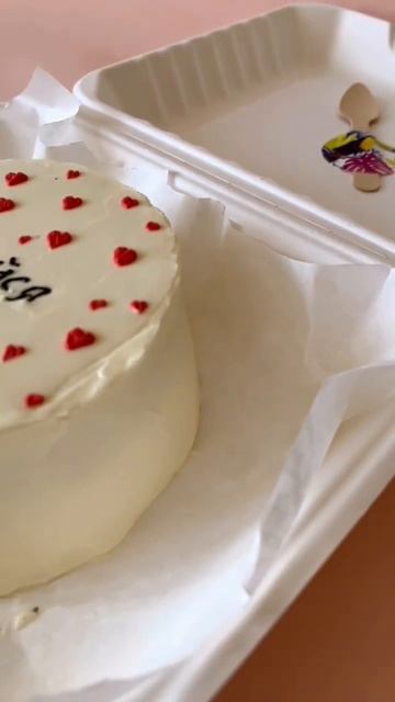 Нежный бенто-тортик☺️ бисквит с какао ,карамельная начинка ,крем -чиз. смотреть онлайн