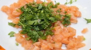 Гренки со шпинатом, соленой семгой и помидором