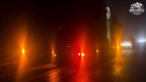 Стокавая Делика буксирует фуру в горку по льду