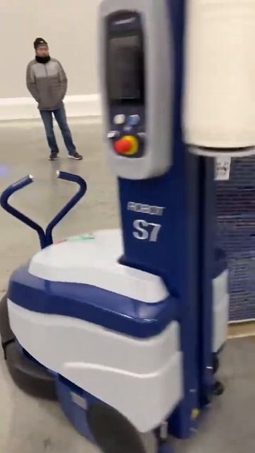 Упаковка ящиков на паллете в сетчатую плёнку | Мобильный робот-обмотчик ROBOPAC ROBOT S7