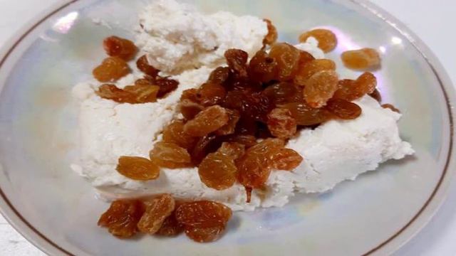 Рогалики с творогом и изюмом из слоеного теста