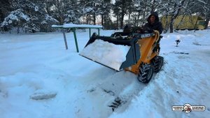 Универсальная машина мини-погрузчик Baumech ML-02 с челюстным ковшом убирает снег. Испытания