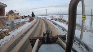 Погрузчик экскаватор TEREX. Чистим остановки в поселке.