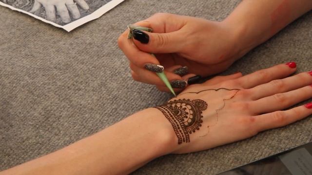 Школа красоты на Фестивале Вконтакте | Мехенди для Яралины смотреть онлайн