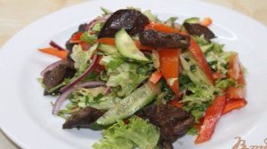 Салат из свежих овощей и куриной печени