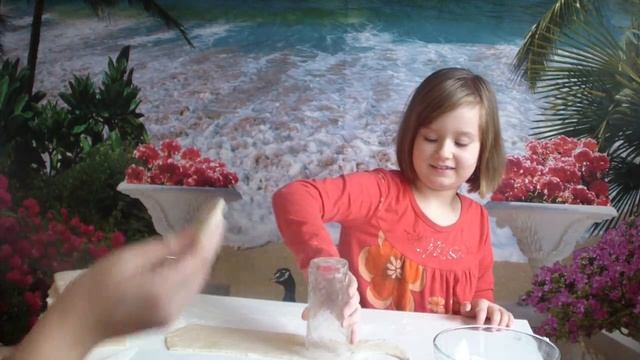 DIY пончики இЛизаветкаஇ делает своими руками у нас нет скалки смотреть онлайн