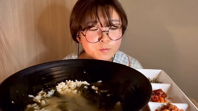 엄마가 끓여주신 소고기 미역국에 밥 말아서 냠!! смотреть онлайн