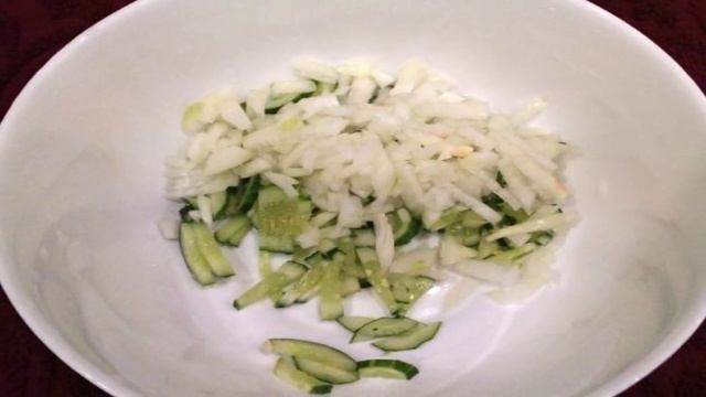 Салат с овощами ветчиной и зеленью