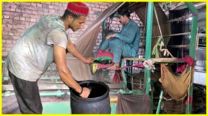 Как красят ткани в Пакистане!