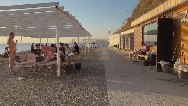 СЕЗОН в АНАПЕ начинается.Люди КУПАЮТСЯ и ЗАГОРАЮТ. ГОРЯЧЕЕ ШОУ. Весёлый ДЕД. ЦЕНЫ на КУЛИЧИ. УСТАЛИ