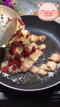 Chinese food preparation: pork belly shredded cabbage
