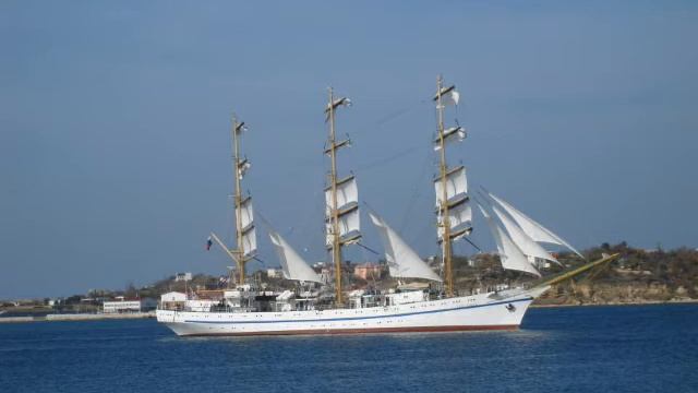 Парусник возвращается в Севастопольскую гавань \ Sailboat is coming back in Sevastopol harbor