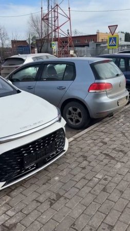 Красотка позирует на камеру на фоне Baic U5 Plus
