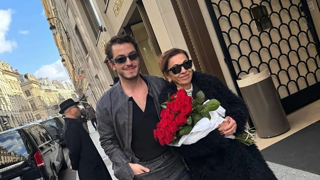 Турецкий актёр Боран Кузум побывал в Париже смотреть онлайн