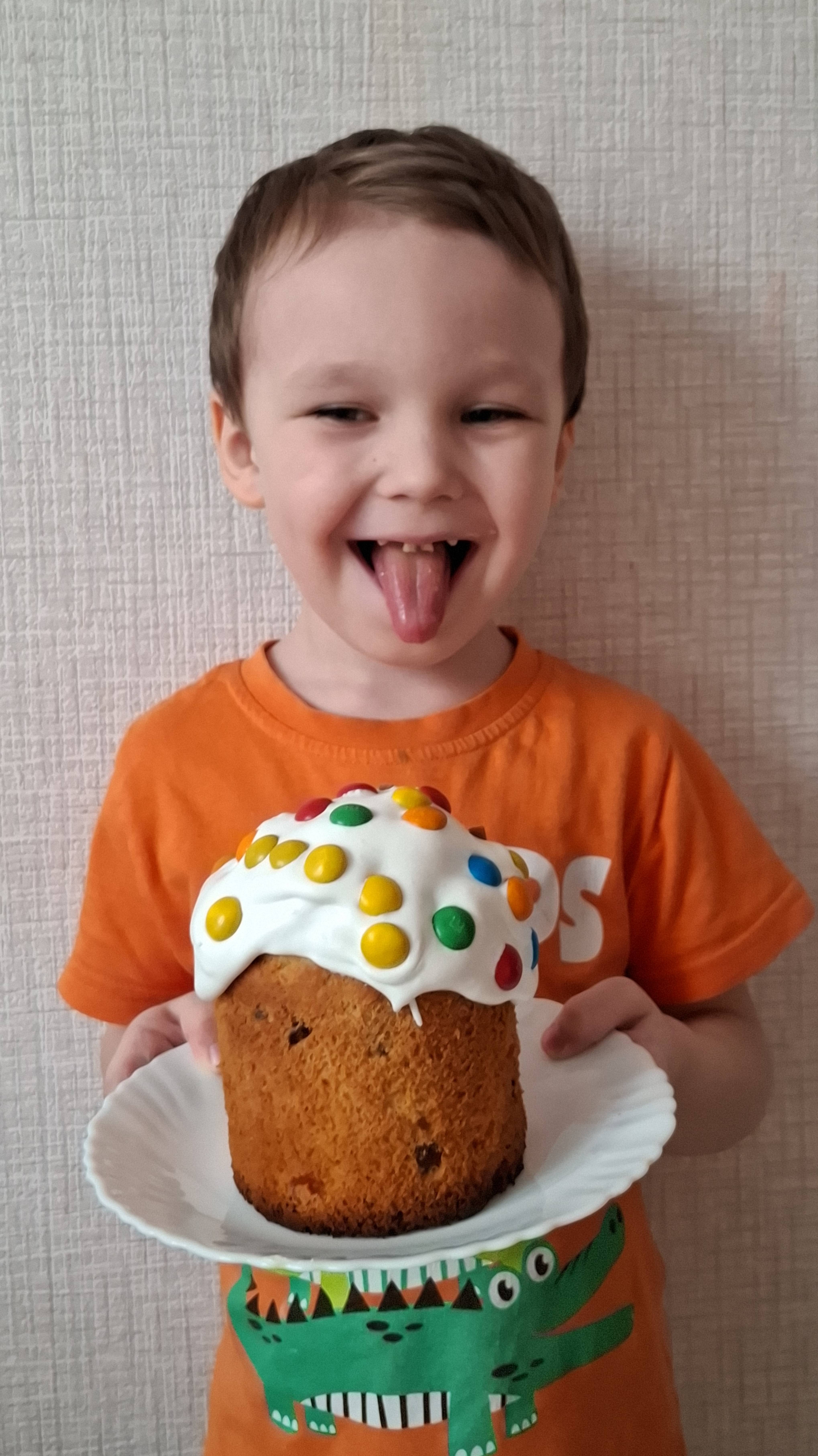 По традиции первый кулич съедает сразу не дожидаясь Пасхи! Грех?