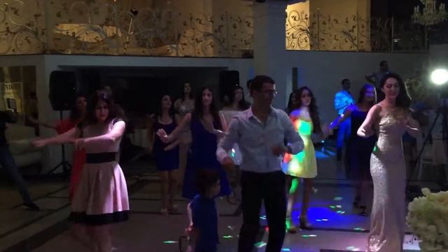 Зажигательный флешмоб-сюрприз к помолвке устроила невестка))) смотреть онлайн