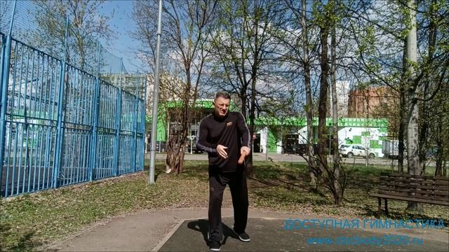 Упражнения с палкой Тайцзи Бан на детской площадке (5)