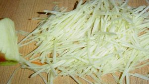 Салат из пекинской капусты, моркови, яблока и клюквы