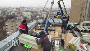 Установка крана Пионер 1500 на крыше высотного здания