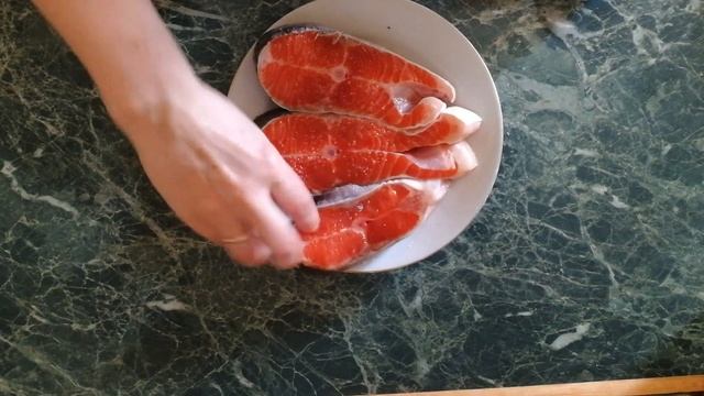 РЫБА ТУШЕНАЯ С СОЛЕНЫМИ ОГУРЧИКАМИ.