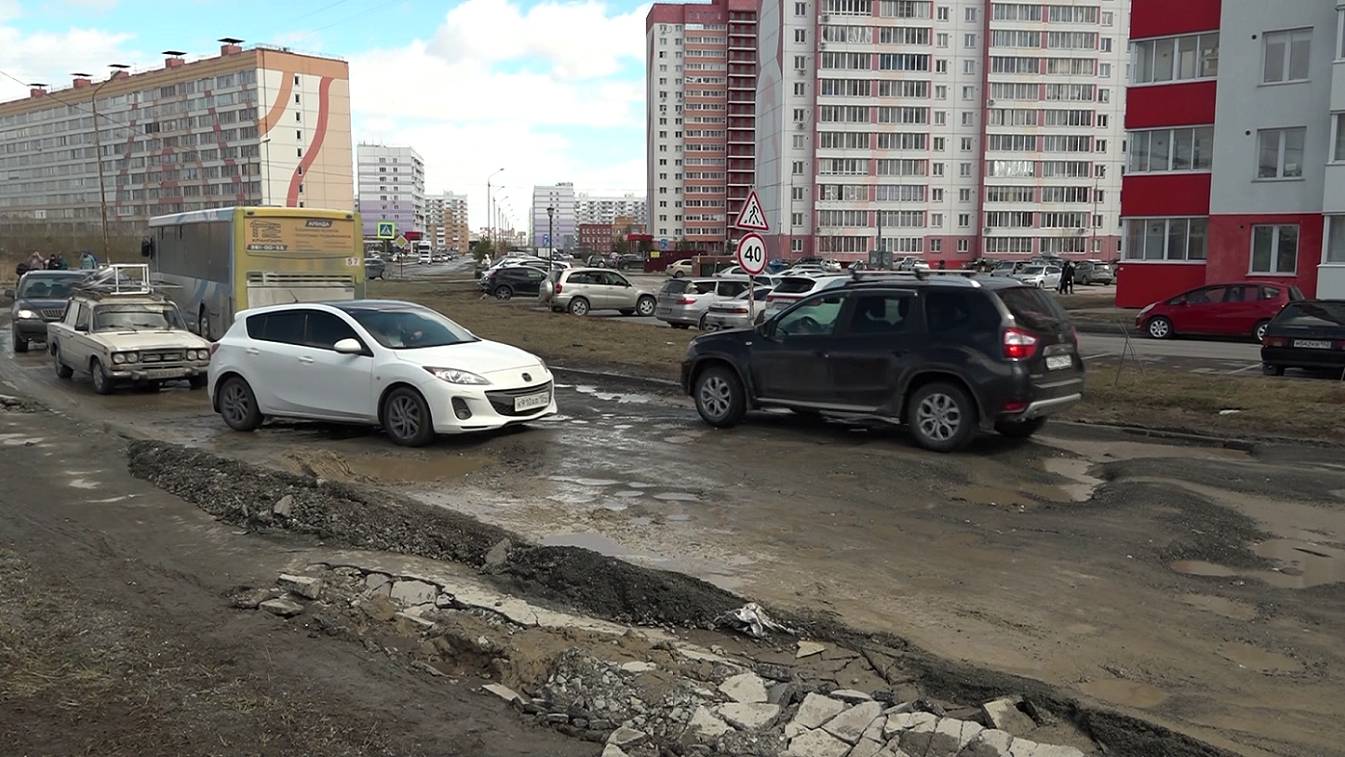 Жители ЖК «Матрёшкин двор» жалуются на разрушенную дорогу