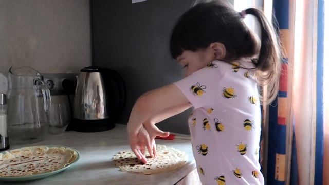 VLOG: ВИРТУОЗНО ЖАРИМ БЛИНЧИКИ🥞 УБОРКА НА ДЕТСКОЙ ПОЛКЕ📚 ПРОГУЛКА ВО ДВОРЕ ПОКА НЕТ СНЕГА🍂 смотреть онлайн