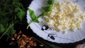 Салат с рукколой, творогом и грецкими орехами