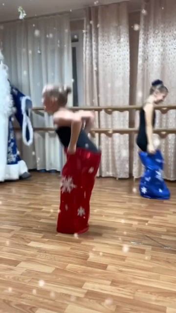 Дед Мороз и Снегурочка во всю поздравляют ребят  #дедмороз #дедморозиснегурочка #новыйгод