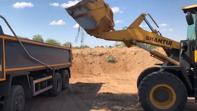 Shantui SL 30 loading river sand смотреть онлайн