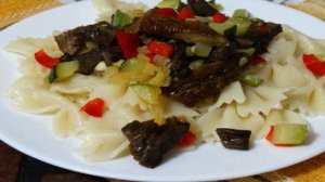 Фарфалле с лесными грибами и цукини